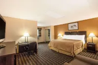 Travelodge by Wyndham South Burlington - Parking