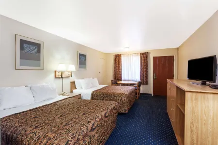 Days Inn by Wyndham Anaheim West Отели рядом с достопримечательностью «Луигис Ролликин Роудстерс»