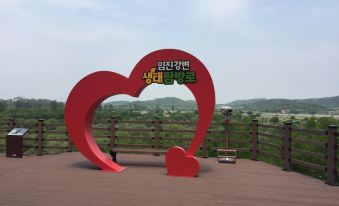 1. 게스트하우스 D..