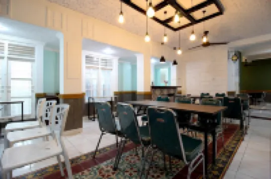 RedDoorz Plus Syariah Near Lempuyangan Station 3