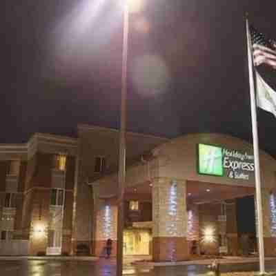 Holiday Inn Express & Suites Auburn Hills Hotel Exterior