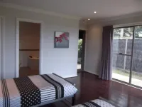 Swan Lake Guest House - parking