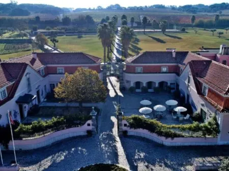 Turim Club Azeitao Hotel Отели рядом с достопримечательностью «HALLO»