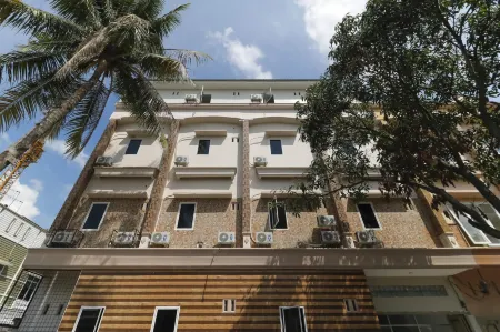 RedDoorz Plus near RS Royal Prima Medan