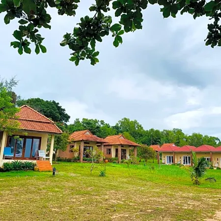 Vung Bau Resort Отели рядом с достопримечательностью «Van beach»