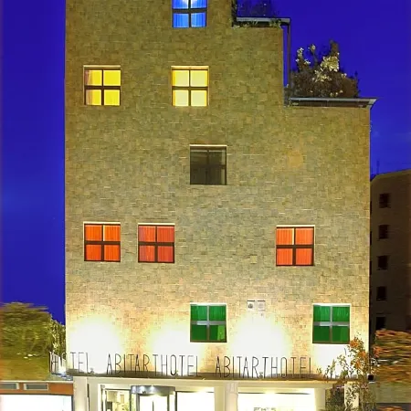 Hotel Abitart Отели рядом с достопримечательностью «Базилика Санта-Приска»