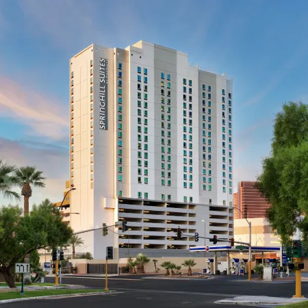 SpringHill Suites by Marriott Las Vegas Convention Center Отели рядом с достопримечательностью «Тренировочное поле для гольфа Desert Pines»