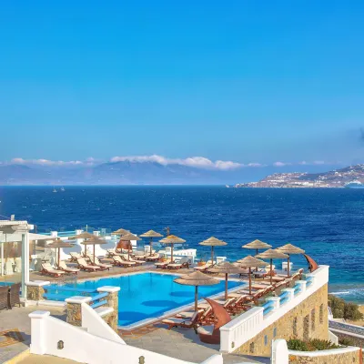 Grand Beach Hotel Отели рядом с достопримечательностью «Ветряные мельницы Миконоса»