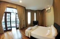 Villa  m² dengan 4 kamar tidur dan 6 kamar mandi pribadi di Sentul Hotel dekat Adank Juve Helmet