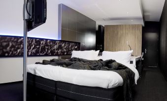 Carbon Hotel