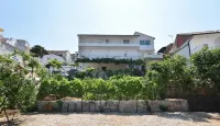 Apartments and Room Mate-Mare - parking