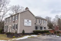 Creekside Inn Hotels near The Bull Farm Antiques