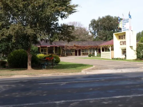 Civic Motor Inn - parking