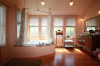 Spinnakers Brewpub & Guesthouses