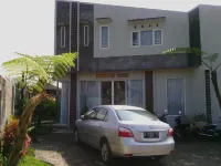 Rumah Kebun Lulu Villa Hotels in Wonosalam