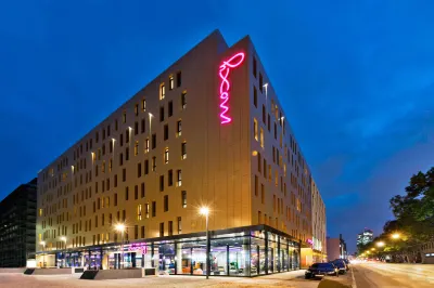 Moxy Frankfurt East Hotellit kohteessa 