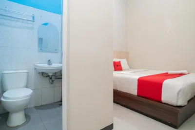 RedDoorz Near Matahari Singosaren Solo فنادق في Serengan
