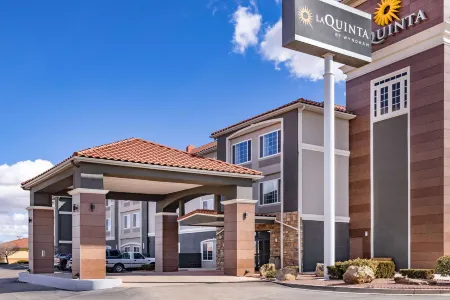 La Quinta Inn & Suites by Wyndham Gallup Отели рядом с достопримечательностью «Navajo Code Talkers Museum»