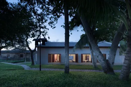 Qionghaitanmen Paigang Old Ferry Homestay Отели рядом с достопримечательностью «Hongshitan»