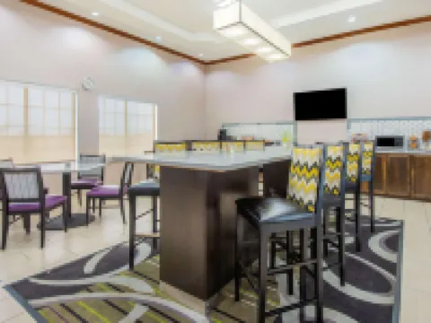 La Quinta Inn & Suites by Wyndham Gainesville Hotels in Cooke County