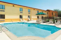La Quinta Inn by Wyndham Champaign - Swimmingpools