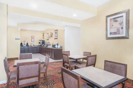Microtel Inn & Suites by Wyndham Aransas Pass/Corpus Christi Отели в г. Аранзас Пасс
