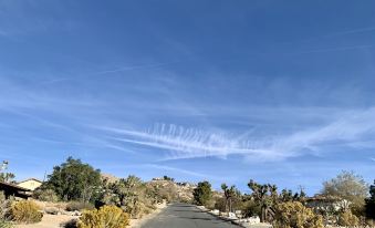 Hillside Desert House - Hot Tub, Fire Pit and BBQ! 3 Bedroom Home by RedAwning