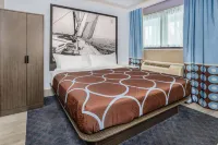 Super 8 by Wyndham Lindenhurst