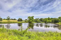 Charming Cameron Farm Retreat ~ 41 Mi to Tamu - parking