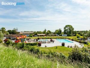 Modern Chalet with Dishwasher, Only 18 km from Rotterdam