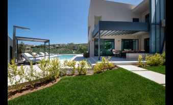 Royal Bird, Stunning 4 Bedroom Seaview Villa, Private Pool, 700m from the Beach