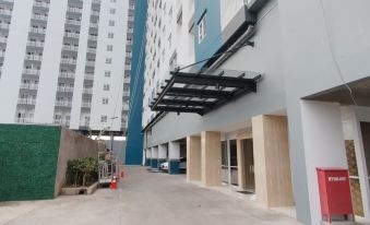 New Studio Apartment with Strategic Location at Suncity Residence By Travelio