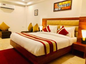 Red Crown Hotel Near IGI Airport