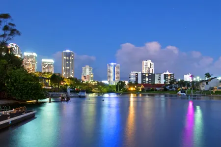 Zen at Broadbeach Waters Отели рядом с достопримечательностью «Библиотека Бродбич»