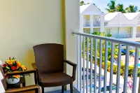 Silver Palms Inn - parking