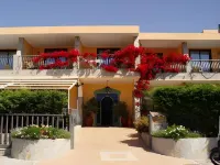 Palm Village - parking