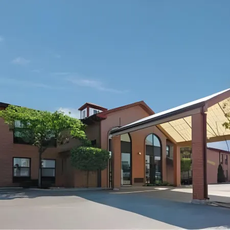 Howard Johnson by Wyndham Waukegan Great Lakes