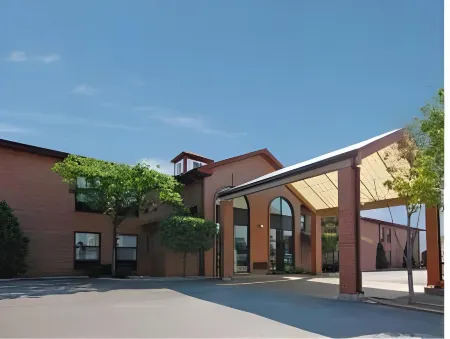 Howard Johnson by Wyndham Waukegan Great Lakes Отели в г. Уокиган