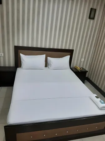 New Madina Hotel Отели рядом с достопримечательностью «The Chenab Club»