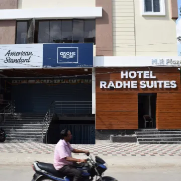 Radhe Suites Отели рядом с достопримечательностью «Конгресс-центр Cyber»