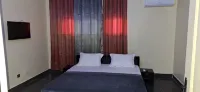 Deluxe Twin Beds Bedroom in Lome Togo - Balkoner