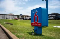 Studio 6 Claremore, OK - parking