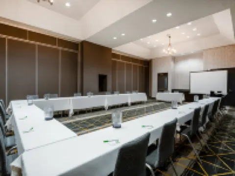 ฮอลิเดย์ อินน์ & สวีทส์ แอลบูเคอร์คี แอร์พอร์ต บาย ไอเอชจี โรงแรมในแอลบูเคอร์คี