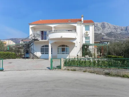 Apartment in Katel Gomilica Near Beach