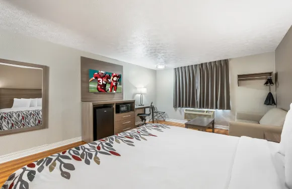 格林卡斯爾南 - 克洛弗代爾紅屋頂酒店