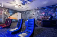 Glendale Retreat: Heated Pool, Golf, Gameroom, Bar