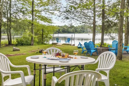Lakefront Poconos, Family Friendly, Firepit, Kayak, Games, Pet friendly Отели рядом с достопримечательностью «Community Church»