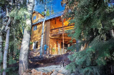 3 Story Cabin w/Spacious Deck Hotels near Strawberry Point