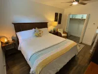 Spacious & refreshing, The Mango Cottage: Near the beach & all things S. FL!