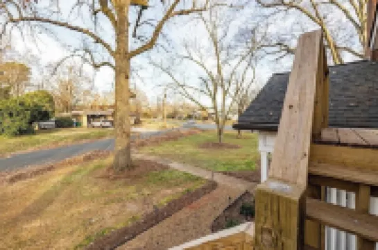 Charming Retro & Stylishly Updated Mid-Century Apartment Retreat Near Downtown